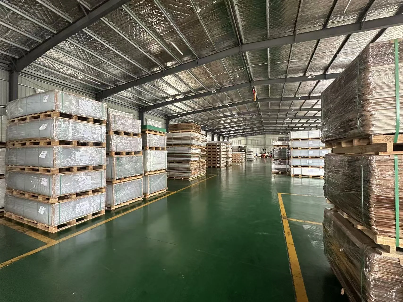 Export-ready acrylic sheet pallets in the Maiming Acrylic warehouse
