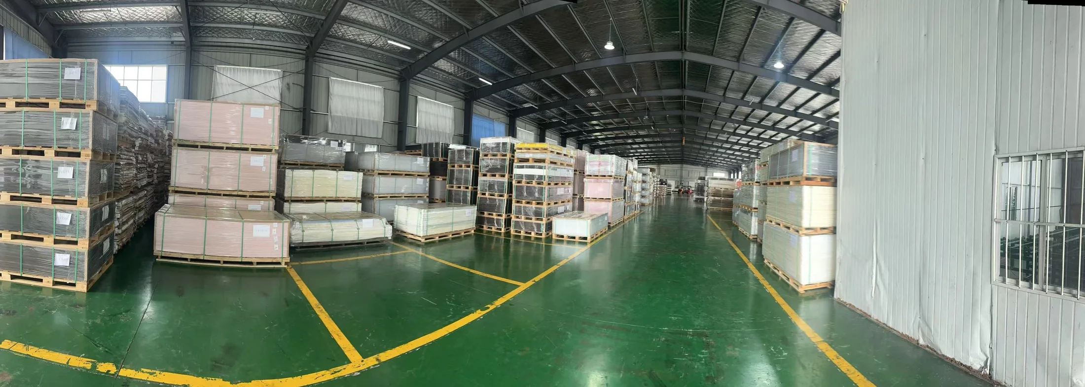 Export-ready acrylic sheet pallets in the Maiming Acrylic warehouse