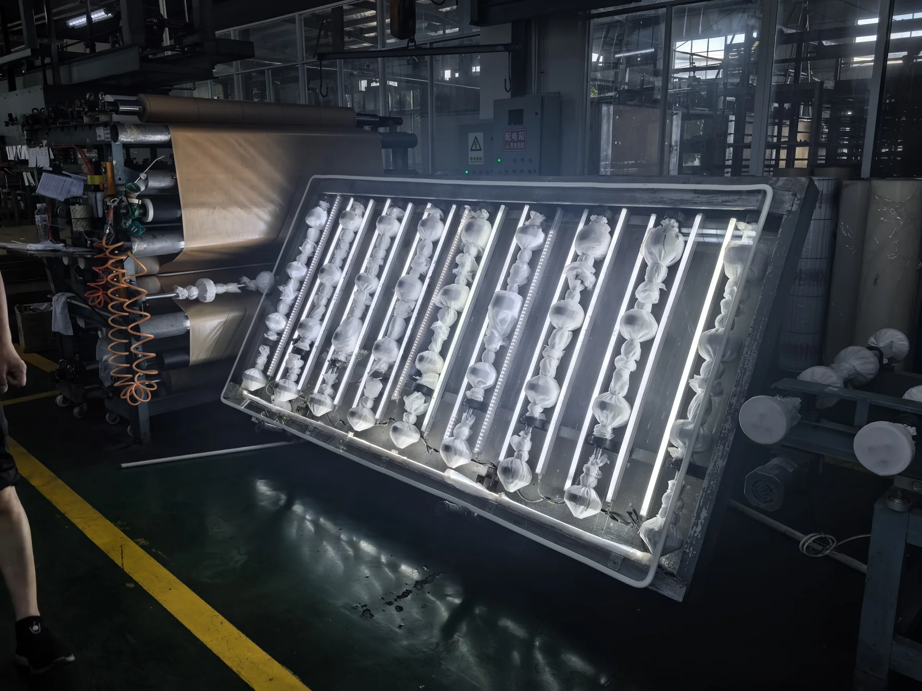 Optical inspection of cast acrylic sheets under controlled lighting